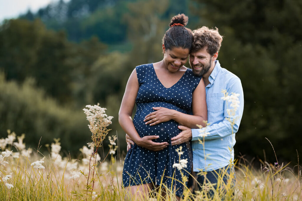Babybauchshooting im Raum Freiburg – natürliche Babybauchfotos als Paar in der Natur