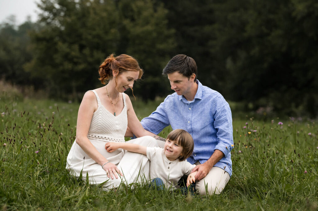 Babybauchfotoshooting mit Familie, in der Natur – Felicitas Frädrich Fotografie im Raum Freiburg, Staufen, Bad Krozingen, Müllheim